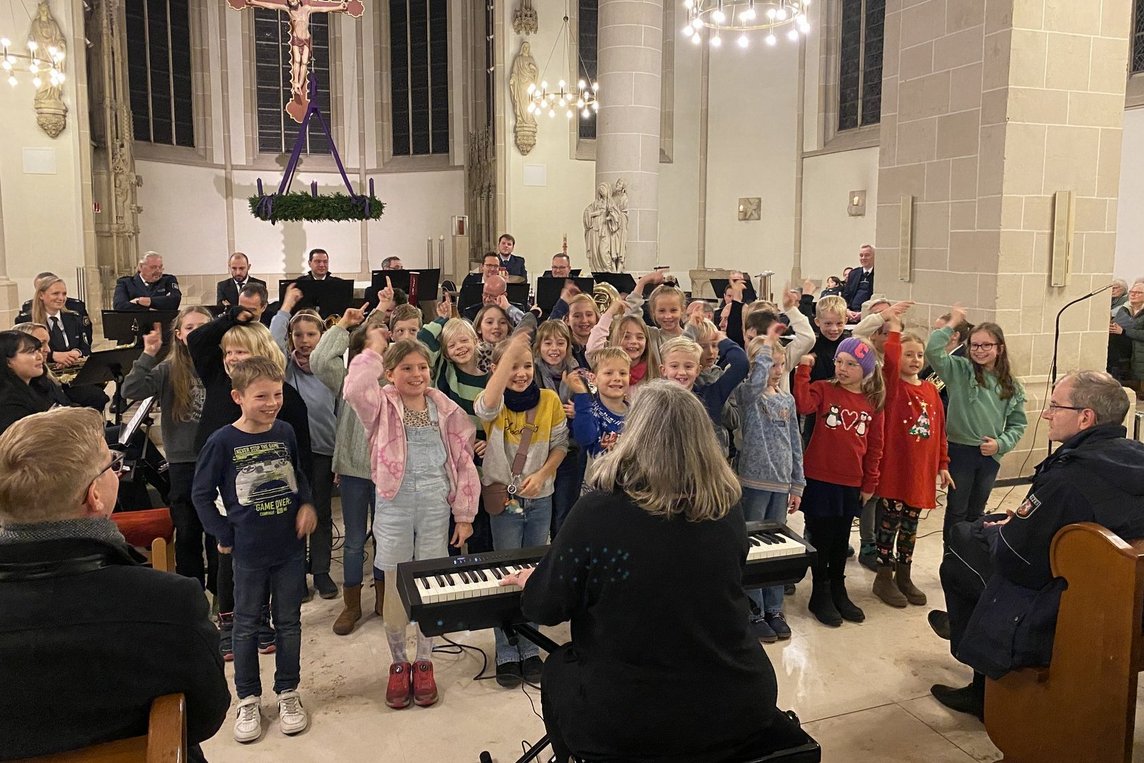 Die Kinder des Grundschul-Chores sangen sich unter der Leitung von Verena Voß in die Herzen des Publikums.