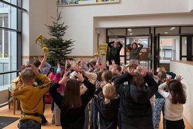Der JeKits-Kinderchor der Augustinus-Grundschule probt unter der Leitung von Musikschul-Chefin Verena Voß (vorne li.) und Jule Weyland für den großen Auftritt beim Benefiz-Adventskonzert mit dem Landespolizeiorchester. Foto: Stadt Dülmen/Kannacher