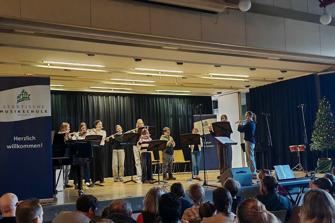 Das Flötenensemble von Sigrid Stratmann spielte beim Weihnachtskonzert der Musikschule in der voll besetzten Aula des Schulzentrums.