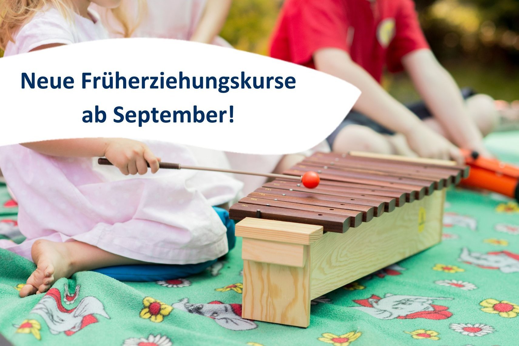 Mädchen spielt Xylophon