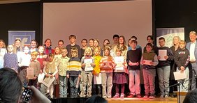 Das Foto zeigt die Preisträgerinnen und Preisträger mit ihren Urkunden.